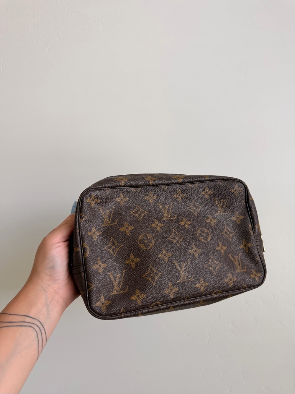 Louis Vuitton Monogram Toiletry Pouch 23 - Picture 4 of 10
